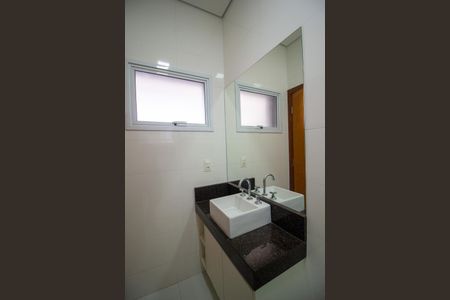 Casa de condomínio para alugar com 350m², 3 quartos e 4 vagasBanheiro de serviço