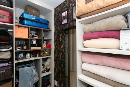 Apartamento à venda com 81m², 2 quartos e 1 vaga Apartamento à venda com 81m², 2 quartos e 1 vagaCloset da suíte