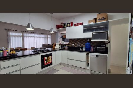 Casa à venda com 320m², 3 quartos e 4 vagasCozinha 