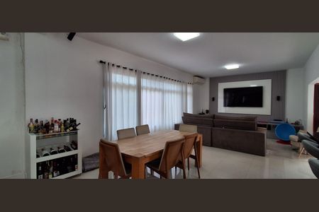 Casa à venda com 320m², 3 quartos e 4 vagasSala