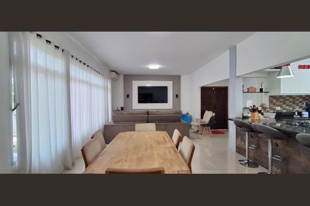 Casa à venda com 320m², 3 quartos e 4 vagasSala