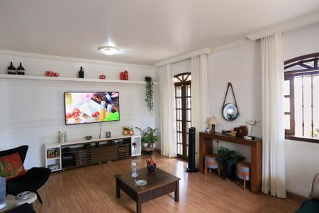 Casa à venda com 485m², 4 quartos e 4 vagasSala
