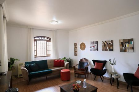 Casa à venda com 485m², 4 quartos e 4 vagasSala