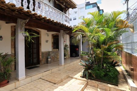 Casa à venda com 485m², 4 quartos e 4 vagasEntrada