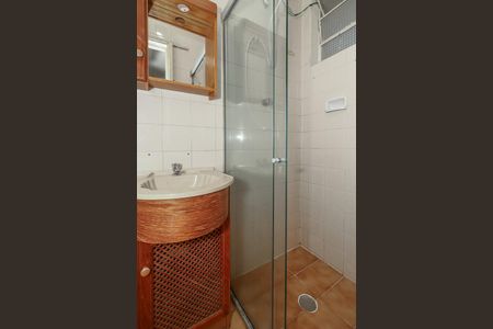 Banheiro de apartamento para alugar com 1 quarto, 46m² em Passo D’areia, Porto Alegre