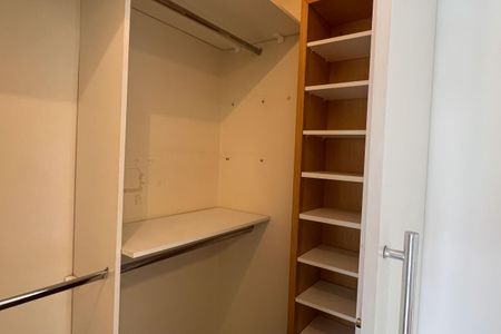 Apartamento para alugar com 189m², 3 quartos e 1 vaga Apartamento para alugar com 189m², 3 quartos e 1 vagaCloset da suíte