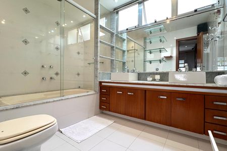 Apartamento à venda com 309m², 5 quartos e 3 vagas