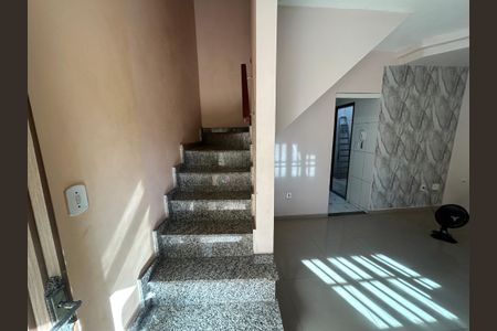 Escada de casa para alugar com 2 quartos, 72m² em Madureira, Rio de Janeiro