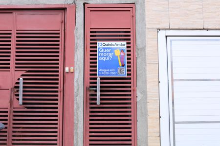 Casa para alugar com 86m², 2 quartos e sem vagaPlaca instalada no portão do imóvel - Código da placa: YZUS-1670
