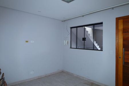 Sala de casa para alugar com 2 quartos, 86m² em Jardim Senice, São Paulo