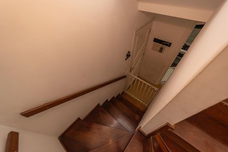 Casa de condomínio à venda com 100m², 3 quartos e 1 vagaEscada