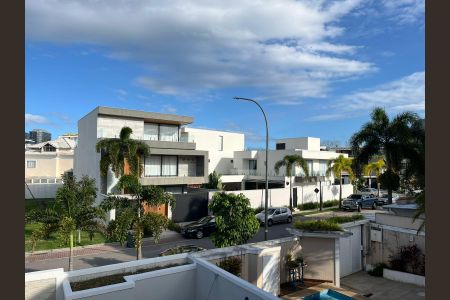 Casa de condomínio à venda com 320m², 4 quartos e 3 vagasVaranda