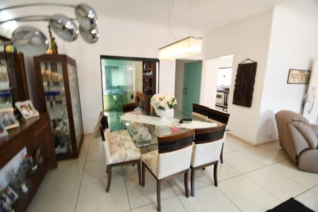 Casa à venda com 200m², 3 quartos e 3 vagasSala