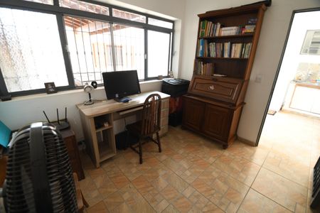 Casa à venda com 200m², 3 quartos e 3 vagasEscritório