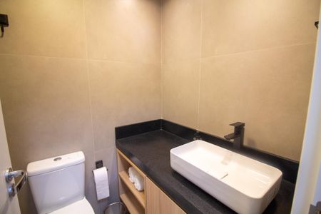 Banheiro de kitnet/studio para alugar com 1 quarto, 30m² em Jardim das Acacias, São Paulo