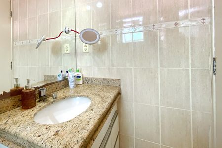 Apartamento à venda com 200m², 4 quartos e 2 vagasBanheiro da Suíte 1