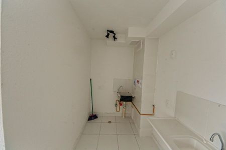 Sala/cozinha de apartamento para alugar com 2 quartos, 32m² em Quinta da Paineira, São Paulo