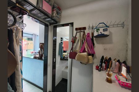 Casa de condomínio à venda com 250m², 3 quartos e 1 vagaCloset