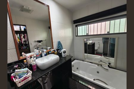 Casa de condomínio à venda com 250m², 3 quartos e 1 vagaBanheiro - Quarto 2 Suite