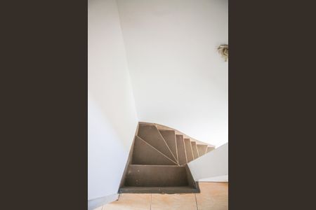 Casa para alugar com 77m², 2 quartos e 1 vagaEscada