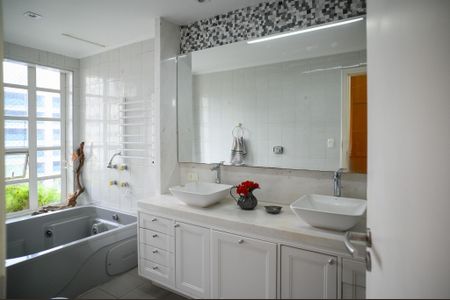 Apartamento à venda com 270m², 4 quartos e 4 vagasBanheiro Quarto 1- Suite