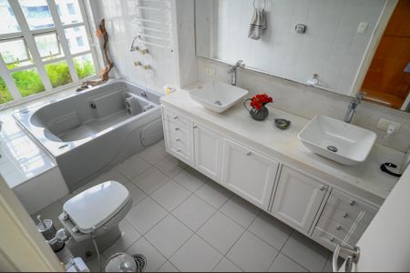 Apartamento à venda com 270m², 4 quartos e 4 vagasBanheiro Quarto 1- Suite