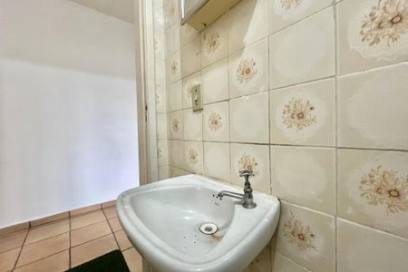 Banheiro de casa para alugar com 1 quarto, 28m² em Vila Guarani (z Sul), São Paulo