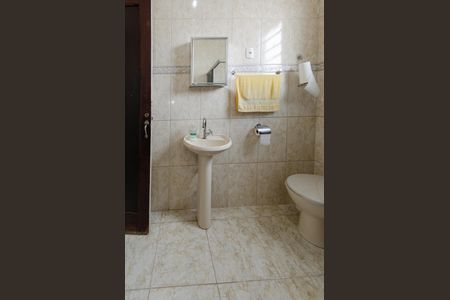 Casa à venda com 353m², 3 quartos e 2 vagas Casa à venda com 353m², 3 quartos e 2 vagasBanheiro social