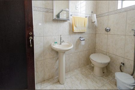 Casa à venda com 353m², 3 quartos e 2 vagas Casa à venda com 353m², 3 quartos e 2 vagasBanheiro social