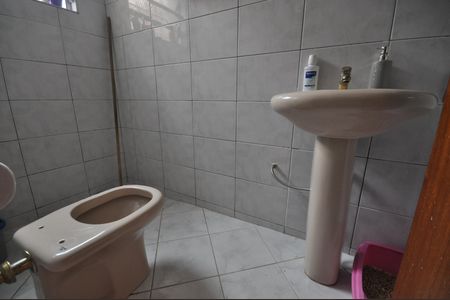 Casa para alugar com 70m², 2 quartos e 2 vagasBanheiro Social