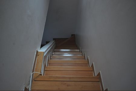 Casa para alugar com 70m², 2 quartos e 2 vagasEscada 