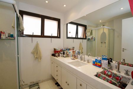 Apartamento à venda com 173m², 3 quartos e 3 vagas Apartamento à venda com 173m², 3 quartos e 3 vagasBanheiro da Suíte 1