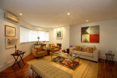 Apartamento à venda com 173m², 3 quartos e 3 vagas Apartamento à venda com 173m², 3 quartos e 3 vagasSala de Estar