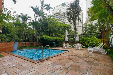 Apartamento à venda com 173m², 3 quartos e 3 vagas Apartamento à venda com 173m², 3 quartos e 3 vagasÁrea Comum - Piscina