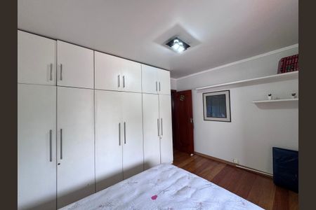 Casa de condomínio à venda com 562m², 4 quartos e 4 vagas Casa de condomínio à venda com 562m², 4 quartos e 4 vagasQuarto