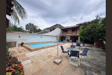 Casa de condomínio à venda com 562m², 4 quartos e 4 vagas Casa de condomínio à venda com 562m², 4 quartos e 4 vagasÁrea externa