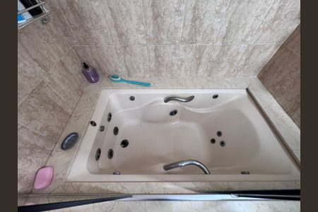 Casa de condomínio à venda com 562m², 4 quartos e 4 vagas Casa de condomínio à venda com 562m², 4 quartos e 4 vagasSuíte 1 - Banheiro