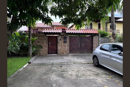 Casa de condomínio à venda com 562m², 4 quartos e 4 vagas Casa de condomínio à venda com 562m², 4 quartos e 4 vagasFachada