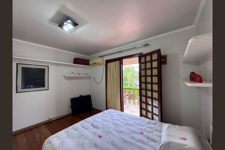 Casa de condomínio à venda com 562m², 4 quartos e 4 vagas Casa de condomínio à venda com 562m², 4 quartos e 4 vagasQuarto