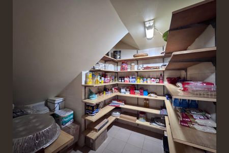 Casa de condomínio à venda com 562m², 4 quartos e 4 vagas Casa de condomínio à venda com 562m², 4 quartos e 4 vagasCozinha - Despensa