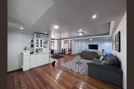 Casa de condomínio à venda com 562m², 4 quartos e 4 vagas Casa de condomínio à venda com 562m², 4 quartos e 4 vagasCasa