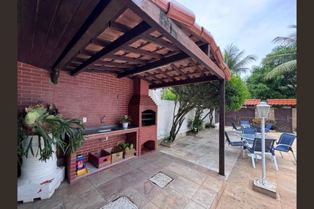 Casa de condomínio à venda com 562m², 4 quartos e 4 vagas Casa de condomínio à venda com 562m², 4 quartos e 4 vagasÁrea externa