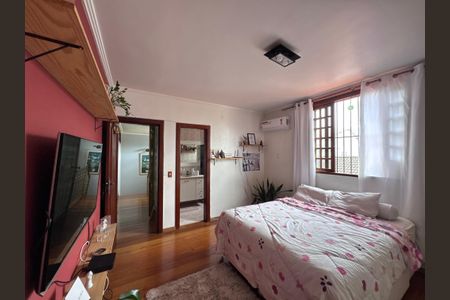 Casa de condomínio à venda com 562m², 4 quartos e 4 vagas Casa de condomínio à venda com 562m², 4 quartos e 4 vagasSuíte 3