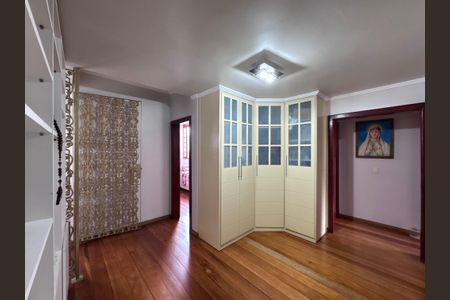 Casa de condomínio à venda com 562m², 4 quartos e 4 vagas Casa de condomínio à venda com 562m², 4 quartos e 4 vagasHall Íntimo