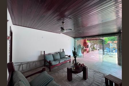 Casa de condomínio à venda com 562m², 4 quartos e 4 vagas Casa de condomínio à venda com 562m², 4 quartos e 4 vagasÁrea externa