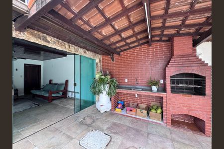 Casa de condomínio à venda com 562m², 4 quartos e 4 vagas Casa de condomínio à venda com 562m², 4 quartos e 4 vagasÁrea externa