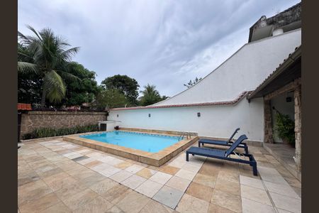 Casa de condomínio à venda com 562m², 4 quartos e 4 vagas Casa de condomínio à venda com 562m², 4 quartos e 4 vagasÁrea externa