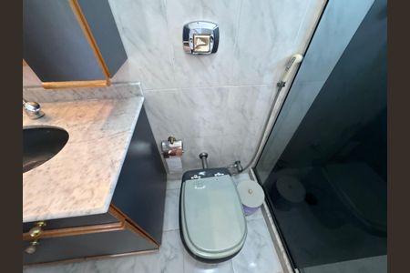 Casa de condomínio à venda com 562m², 4 quartos e 4 vagas Casa de condomínio à venda com 562m², 4 quartos e 4 vagasBanheiro Social