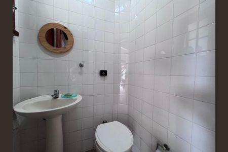 Casa de condomínio à venda com 562m², 4 quartos e 4 vagas Casa de condomínio à venda com 562m², 4 quartos e 4 vagasÁrea externa