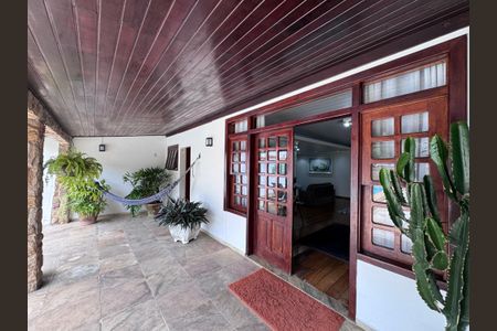 Casa de condomínio à venda com 562m², 4 quartos e 4 vagas Casa de condomínio à venda com 562m², 4 quartos e 4 vagasÁrea externa